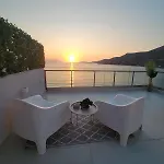 Stylish Rooftop Retreat With Hot Tub With * Loutráki