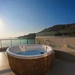 Apartamento Stylish Rooftop Retreat With Hot Tub With *
