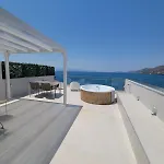 Apartmán Stylish Rooftop Retreat With Hot Tub With Loutráki