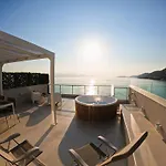 Apartamento Stylish Rooftop Retreat With Hot Tub With Loutráki