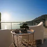 Stylish Rooftop Retreat With Hot Tub With * Loutráki