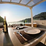 Apartamento Stylish Rooftop Retreat With Hot Tub With Loutráki