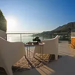 Stylish Rooftop Retreat With Hot Tub With *