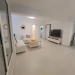 Stylish Rooftop Retreat With Hot Tub With Appartement Loutráki