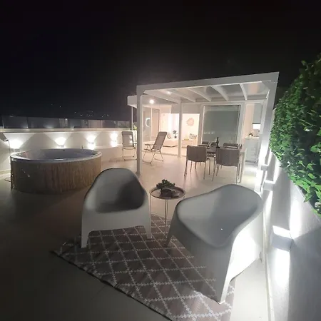 Stylish Rooftop Retreat With Hot Tub With