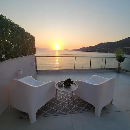 Stylish Rooftop Retreat With Hot Tub With * Loutráki