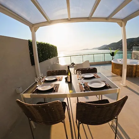 Apartamento Stylish Rooftop Retreat With Hot Tub With *