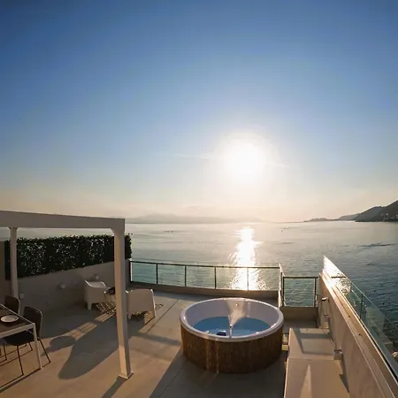 Stylish Rooftop Retreat With Hot Tub With