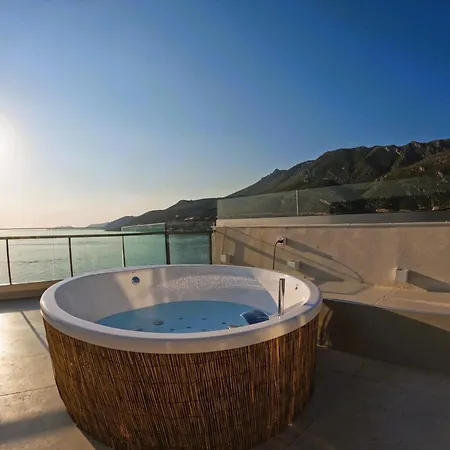 Appartement Stylish Rooftop Retreat With Hot Tub With *