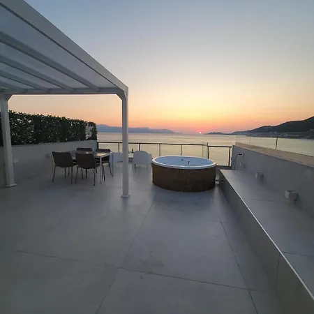 Apartmán Stylish Rooftop Retreat With Hot Tub With