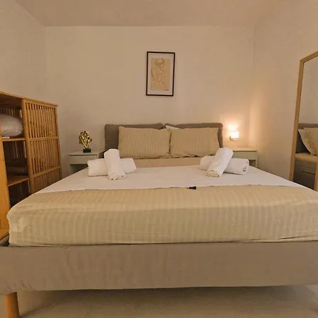 Stylish Rooftop Retreat With Hot Tub With Appartement Loutráki