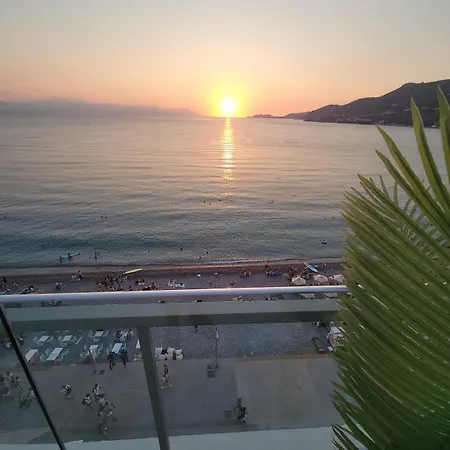 Stylish Rooftop Retreat With Hot Tub With