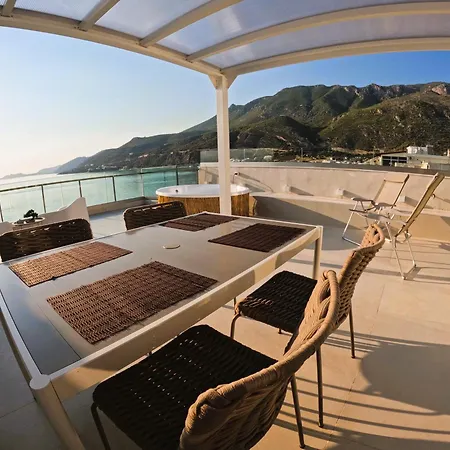 Stylish Rooftop Retreat With Hot Tub With Apartment Loutráki