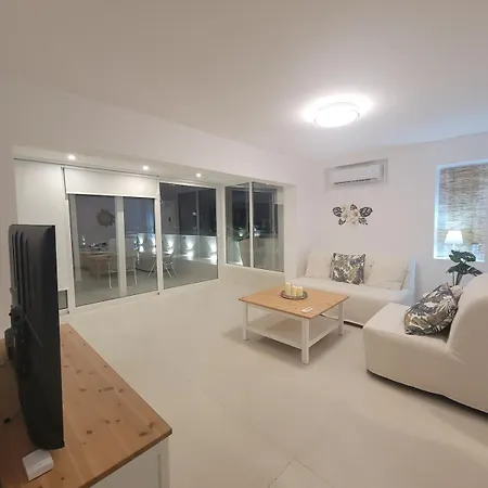 Stylish Rooftop Retreat With Hot Tub With Loutráki