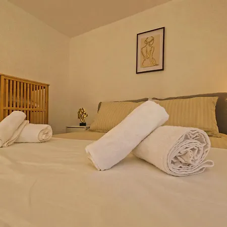 Stylish Rooftop Retreat With Hot Tub With * Loutráki