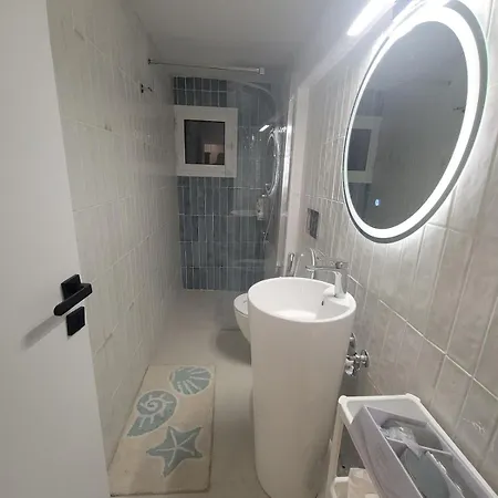 Apartment Stylish Rooftop Retreat With Hot Tub With