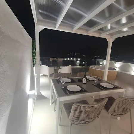 Stylish Rooftop Retreat With Hot Tub With Apartmán Loutráki