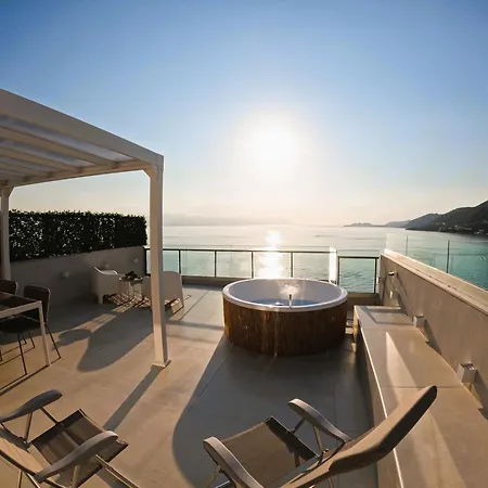 Apartmán Stylish Rooftop Retreat With Hot Tub With Loutráki