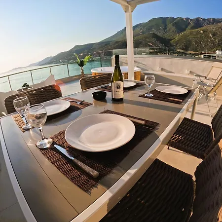 Stylish Rooftop Retreat With Hot Tub With Loutráki