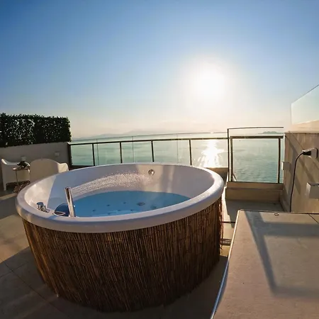 Stylish Rooftop Retreat With Hot Tub With * Loutráki