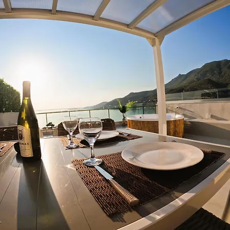 Appartement Stylish Rooftop Retreat With Hot Tub With Loutráki