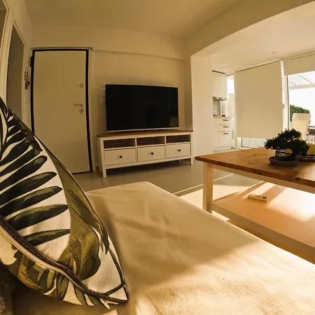 Stylish Rooftop Retreat With Hot Tub With Apartamento Loutráki