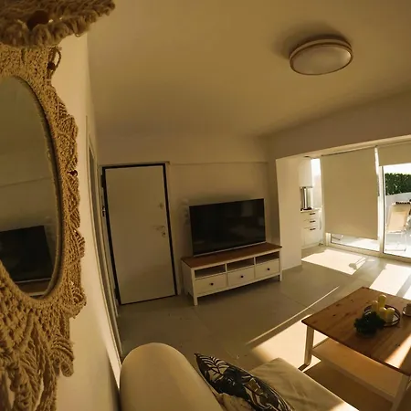 Appartement Stylish Rooftop Retreat With Hot Tub With Loutráki