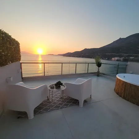 Apartment Stylish Rooftop Retreat With Hot Tub With