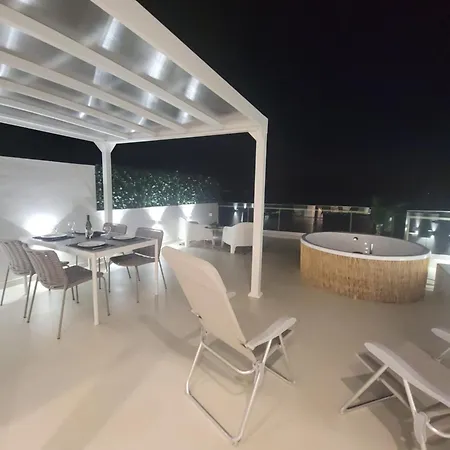 Stylish Rooftop Retreat With Hot Tub With Apartmán