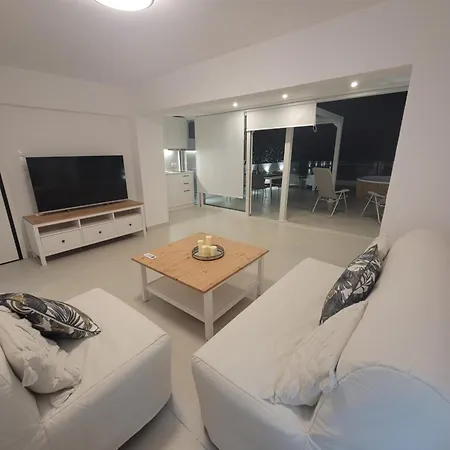 Apartmán Stylish Rooftop Retreat With Hot Tub With Loutráki
