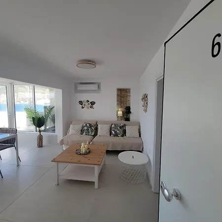 Apartamento Stylish Rooftop Retreat With Hot Tub With Loutráki