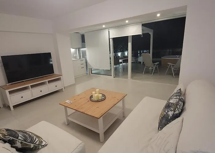 Stylish Rooftop Retreat With Hot Tub With * Loutráki