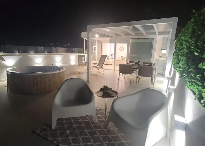 Stylish Rooftop Retreat With Hot Tub With