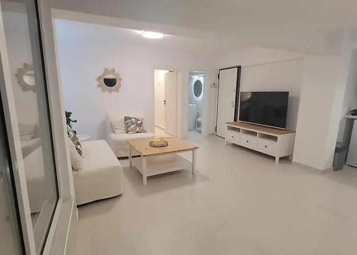 Stylish Rooftop Retreat With Hot Tub With Loutráki