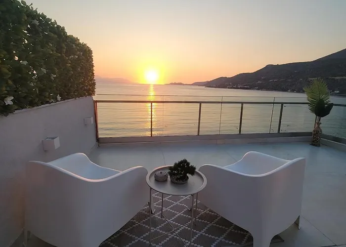 Stylish Rooftop Retreat With Hot Tub With * Loutráki