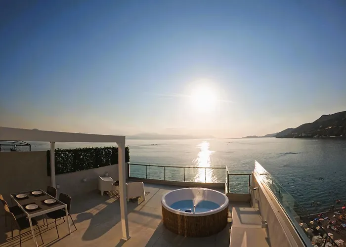 Stylish Rooftop Retreat With Hot Tub With