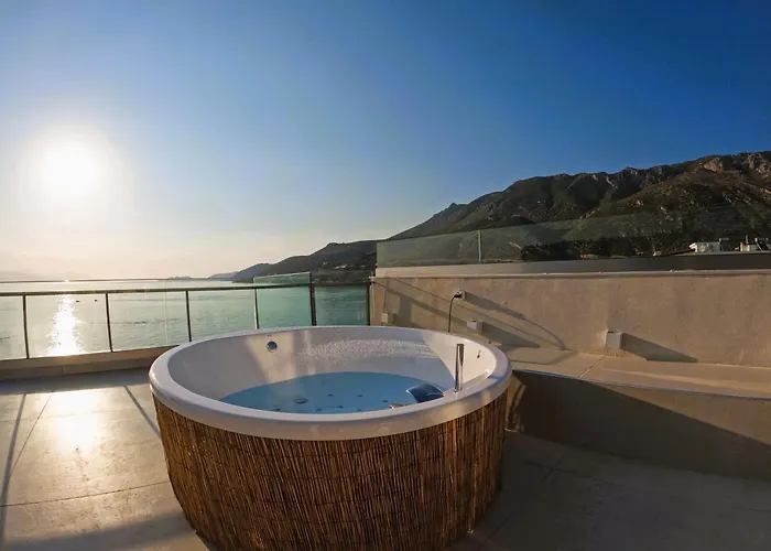 Apartament Stylish Rooftop Retreat With Hot Tub With *