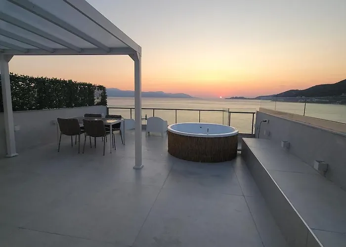 Appartamento Stylish Rooftop Retreat With Hot Tub With