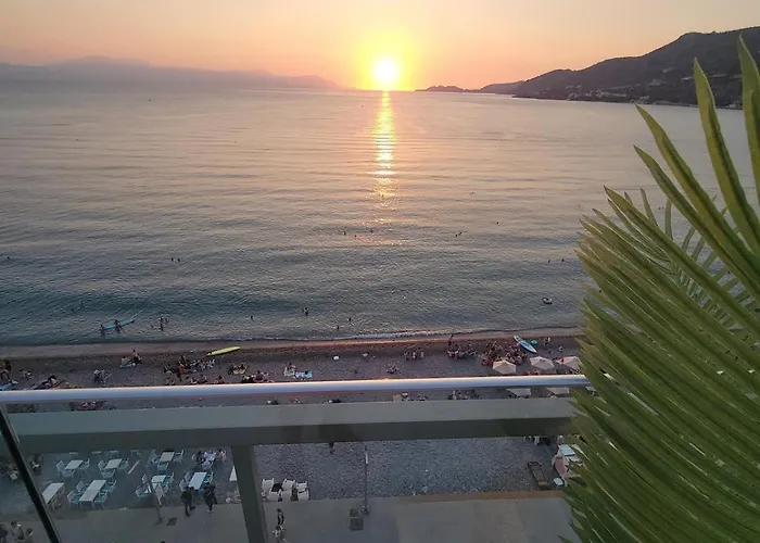 Stylish Rooftop Retreat With Hot Tub With