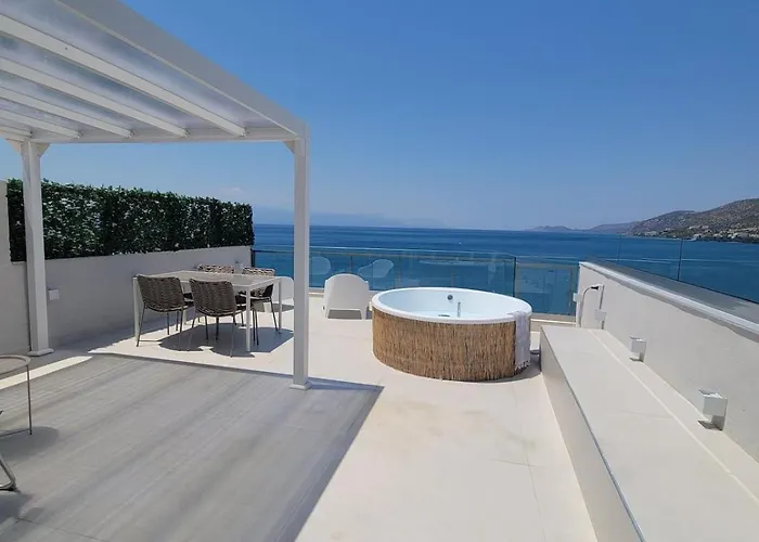 Appartamento Stylish Rooftop Retreat With Hot Tub With Loutráki