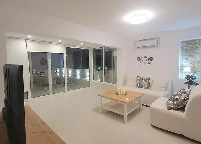 Stylish Rooftop Retreat With Hot Tub With Loutráki