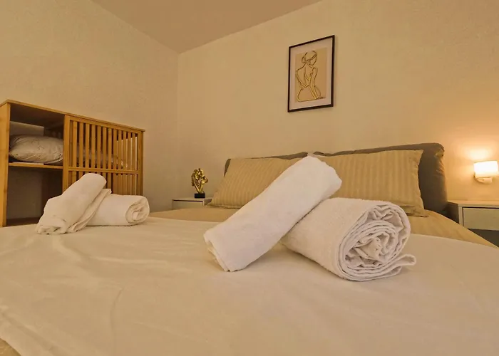 Stylish Rooftop Retreat With Hot Tub With * Loutráki