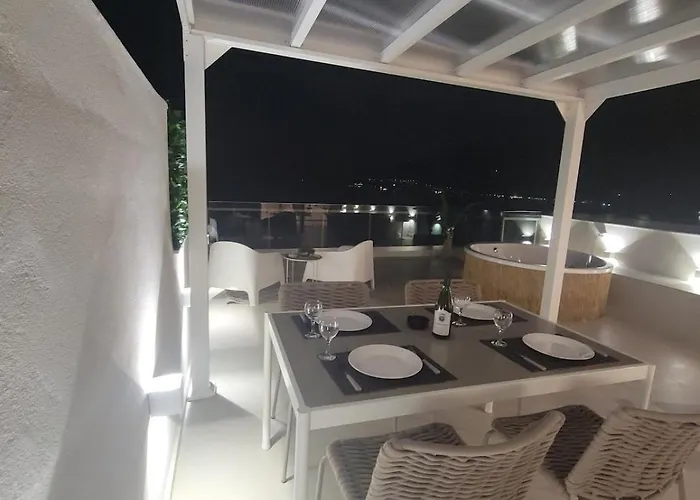 Stylish Rooftop Retreat With Hot Tub With Apartament Loutráki