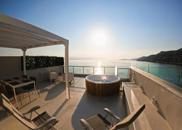 Apartament Stylish Rooftop Retreat With Hot Tub With Loutráki