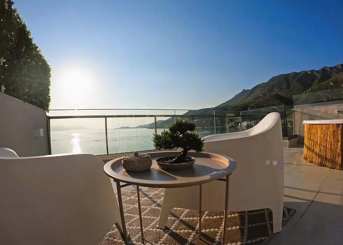 Stylish Rooftop Retreat With Hot Tub With * Loutráki