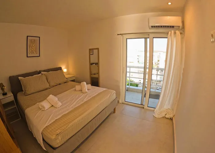 Stylish Rooftop Retreat With Hot Tub With *