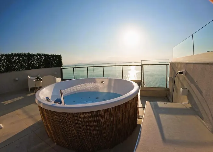 Stylish Rooftop Retreat With Hot Tub With * Loutráki