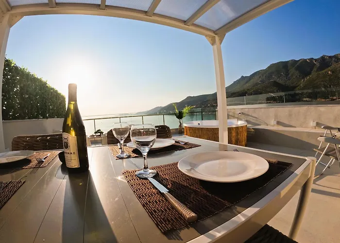 Appartamento Stylish Rooftop Retreat With Hot Tub With Loutráki