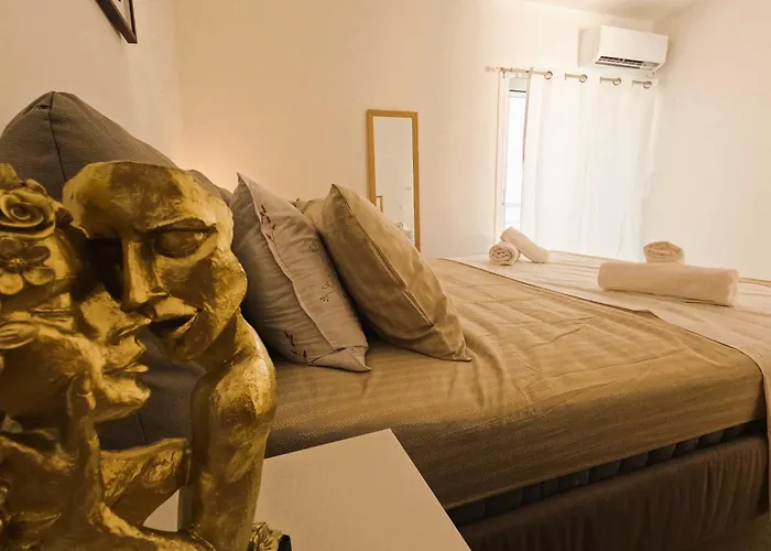 Apartament Stylish Rooftop Retreat With Hot Tub With *