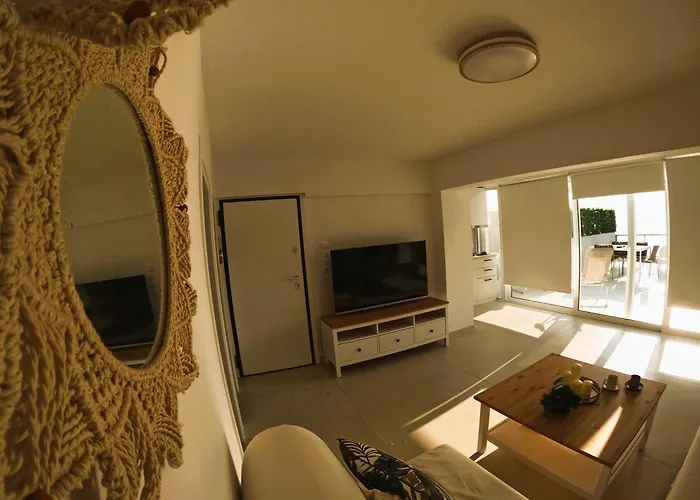 Apartament Stylish Rooftop Retreat With Hot Tub With Loutráki